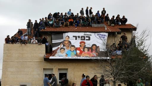 Des manifestants opposés à l'évacuation de maisons dans la colonie d'Ofra, en Cisjordanie, le 28 février 2017 Des manifestants opposés à l'évacuation de maisons dans la colonie d'Ofra, en Cisjordanie, le 28 février 2017