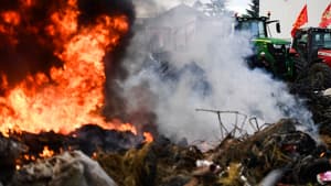 Des agriculteurs ont incendié des bottes de paille près de la Direction départementale des territoires de Lot-et-Garonne, le 23 janvier 2024 à Agen