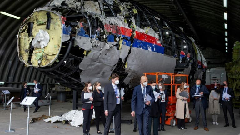 Un Ukrainien à Paris - Page 2 Les-juges-neerlandais-devant-l-epave-reconstituee-de-l-avion-du-vol-MH17-abattu-en-2014-au-dessus-de-l-Ukraine-par-un-missile-sol-air-russe-avec-298-personnes-a-bord-1122693