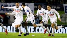 La joie des joueurs de Versailles (N2) qualifiés aux tirs au but pour les demi-finales de la Coupe de France aux dépens de Bergerac (N2), le 9 février 2022 à Périgueux   