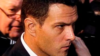Jérôme Kerviel se dit "abattu par le poids de la sanction" mais "commence à avaler la pilule" et va travailler à préparer son procès en appel au lendemain de sa condamnation par le tribunal correctionnel de Paris. /Photo prise le 5 octobre 2010/REUTERS/Ch