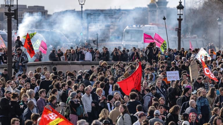 Retraites: plus d'un millier de personnes manifestent place de la Concorde à Paris après le recours au 49.3 par le gouvernement le 16 mars 2023