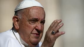 Le pape François salue la foul, le 26 juin 2024 sur la place Saint-Pierre au Vatican.