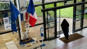 Des élèves sortent du groupe scolaire musulman Al-Kindi à Décines-Charpieu, près de Lyon, le 6 décembre 2024 dans le Rhône