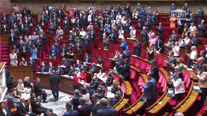 Standing ovation à l'Assemblée nationale, de tous les députés, en hommage au peuple ukrainien