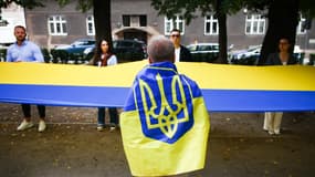Les membres de la diaspora ukrainienne célèbrent la Journée du drapeau national de l'Ukraine, la veille de la fête de l'indépendance de l'Ukraine.