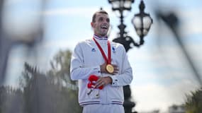 Alexis Hanquinquant lors de son sacre olympique de paratriathlon (PTS4), le 2 septembre 2024