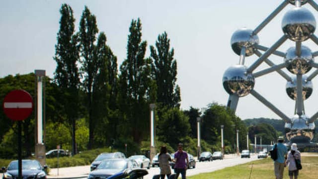 La Mustang en versions convertible et fastback devant le célèbre Atomium de Bruxelles
