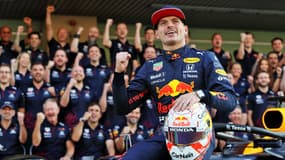 Max Verstappen avec les membres de l'écurie Red Bull, à Abou Dhabi le 9 décembre 2021