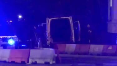Le van utilisé par les terroristes dans l'attaque de Londres, samedi.