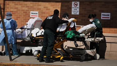 Patient atteint du Covid-19 pris en charge dans un hôpital de Brooklyn, à New York