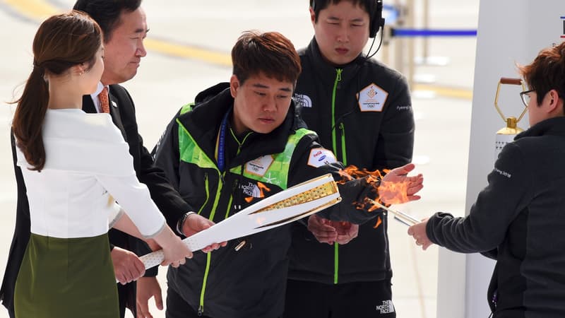 Le Premier ministre Lee-Nak Yeon et l’ancienne patineuse artistique Yuna Kim
