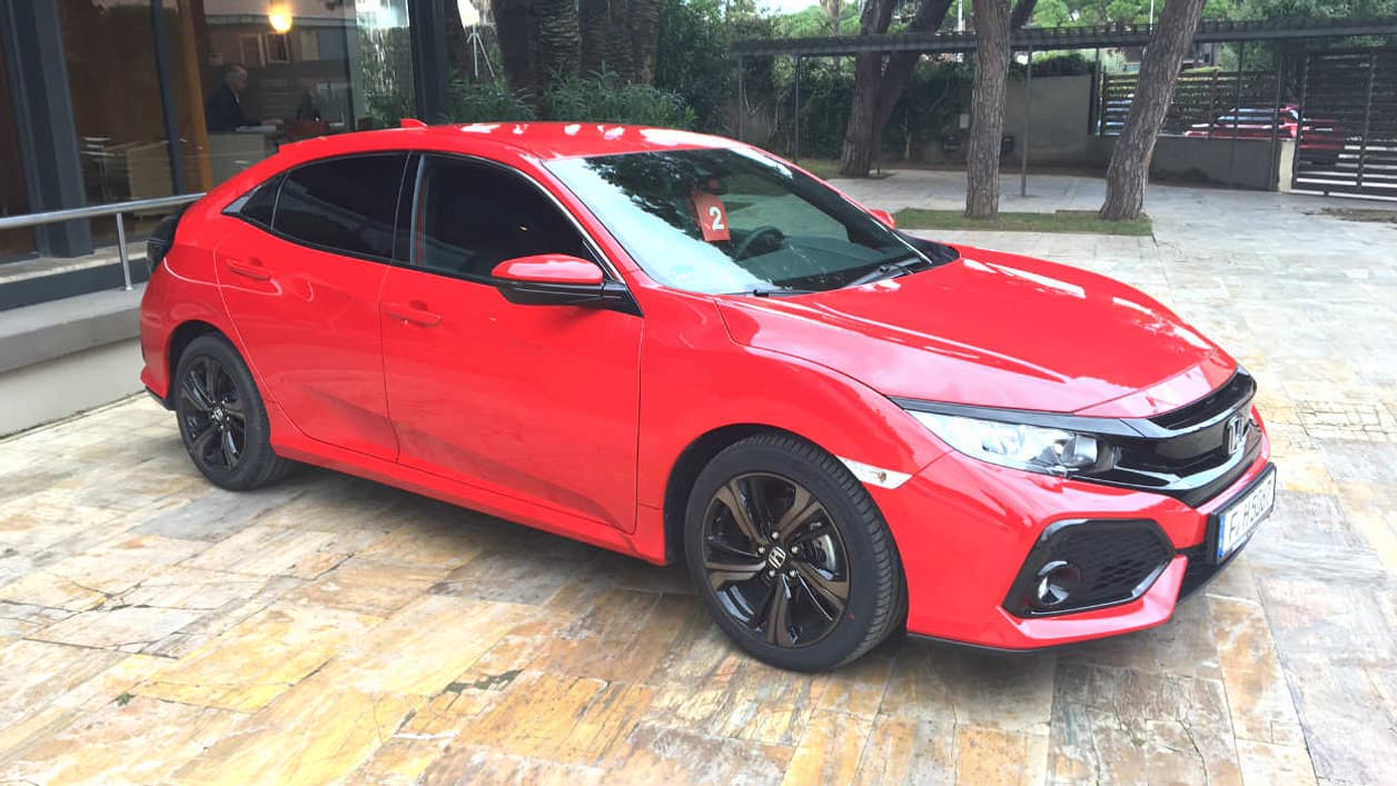 Dans sa version 182 chevaux en finition Sport, la Civic dispose également d'un kit carrosserie qui durcit encore un peu plus ses traits. Dans sa version 182 chevaux en finition Sport, la Civic dispose également d'un kit carrosserie qui durcit encore un peu plus ses traits.