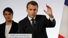 Marlène Schiappa et Emmanuel Macron lors du discours présidentiel sur l'égalité hommes-femmes comme grande cause du quinquennat, le 25 novembre 2017.