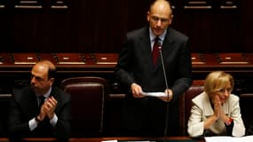 Lors de son discours de politique générale, le nouveau président du Conseil italien, Enrico Letta (au centre), ici dans la Chambre des députés, a fait une concession à l'aile droite de son gouvernement de coalition en annonçant lundi la suspension de la t