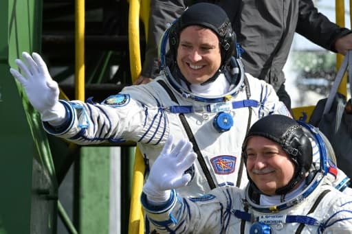 Jack Fischer (g) et Fiodor Iourtchikhine embarquent dans le vaisseau Soyouz MS-04 au cosmodrome de Baïkonour, le 20 avril 2017