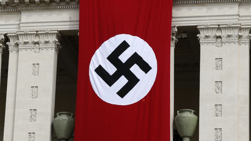 Un drapeau nazi sur un bâtiment de Nice pour le tournage du film "Le Sac de billes", le 29 septembre 2015