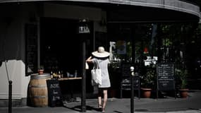 Une femme devant un restaurant à Paris, le 27 mai 2020.