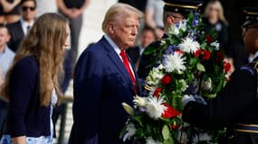 Donald Trump au cimetière américain d'Arlington, au côté de la soeur d'une militaire tuée en Afghanistan en 2021, le 26 août 2024