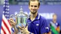 Le Russe Daniil Medvedev pose avec le trophée de l'US Open, après sa victoire en finale face au Serbe Novak Djokovic, le 12 septembre 2021 à New York