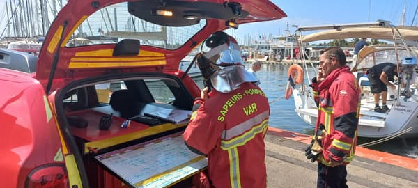Des pompiers du Var au port de Hyères