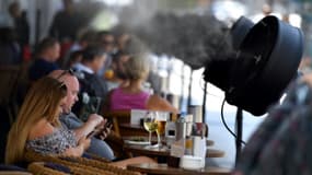 Des ventilateurs à eau sur la terrasse d'un bar à Madrid, le 15 juin 2017