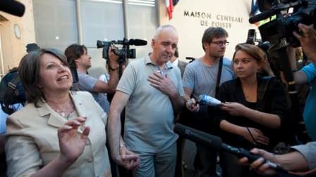 Dany Leprince en compagnie de son épouse Béatrice (à gauche), à sa sortie de la maison centrale de Poissy jeudi dans les Yvelines. Condamné en 1997 à la réclusion à perpétuité pour un quadruple meurtre, il est sorti de prison après la suspension de sa pei