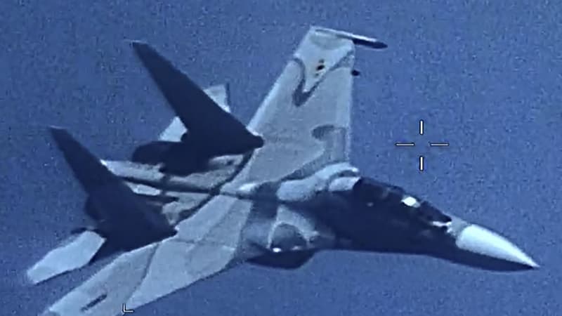 L'avion de chasse SU-30 a suivi l'avion américain de très près