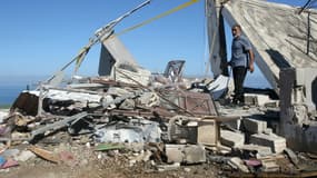 Un homme marche parmi les décombres d'une maison détruite lors d'une frappe israélienne nocturne dans le village d'Adloun, près de Saïda