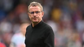 L'entraîneur principal intérimaire allemand de Manchester United, Ralf Rangnick, marche sur le terrain après le match de football de la Premier League anglaise entre Crystal Palace et Manchester United à Selhurst Park, dans le sud de Londres, le 22 mai 2022.
