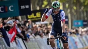 Paul Seixas célébrant sa médaille de bronze sur la course en ligne des championnats d'Europe de cyclisme 2025 en Drôme-Ardèche