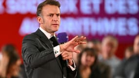 Le président français Emmanuel Macron prononce un discours lors d'une rencontre avec des lecteurs sélectionnés du groupe Ebra, le 28 novembre 2025.