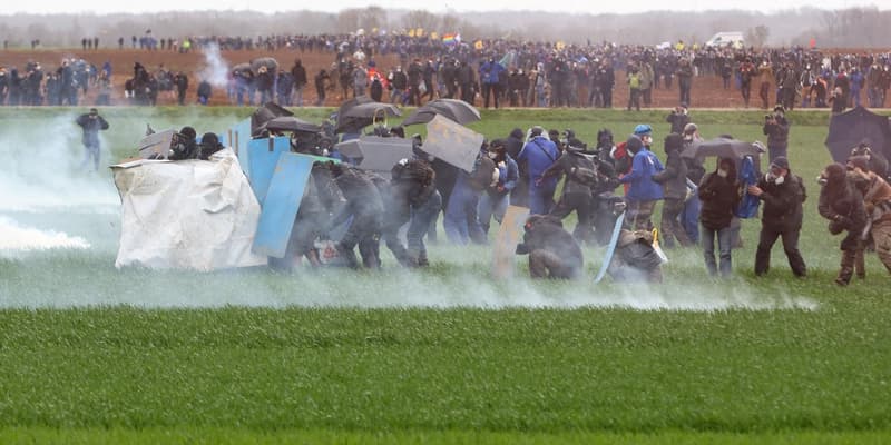 Des manifestants affrontent des gendarmes mobiles anti-émeutes ce samedi 25 mars 2023.