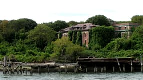 L'île de North Brother se situe entre le Queens et le Bronx, au beau milieu de l'East River.