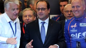 François Hollande, à la tribune des 24 Heures du Mans, ce samedi.