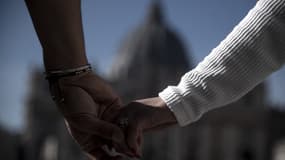 Un couple se tenant la main sur la place Saint Pierre, au Vatican, le 22 octobre 2020 (illustration)