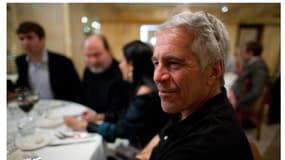 Cette image non datée et sans lieu précis, publiée par les démocrates de la commission de surveillance de la Chambre des représentants le 18 décembre 2025, montre Jeffrey Epstein (à droite), délinquant sexuel condamné à titre posthume.
