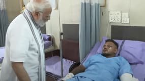 Le Premier ministre indien Narendra Modi (à gauche) rencontrant Vishwash Kumar Ramesh, seul survivant du crash du vol Air India 171, dans un hôpital d'Ahmedabad. Le 13 juin 2025.