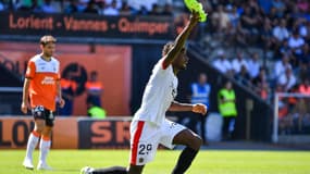 Evann Guessand réclame un penalty contre Lorient, le 20 août 2023.