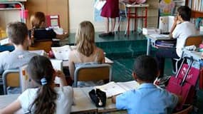 le ministre de l'Education Luc Chatel a annoncé la mise en place, mardi en France, d'un "Conseil scientifique contre les discriminations scolaires", chargé notamment de lutter contre le harcèlement à l'école. /Photo d'archives/REUTERS/Charles Platiau