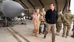 David Cameron devant un avion Tornado en 2011, modèle qui sera utilisé en Irak.
