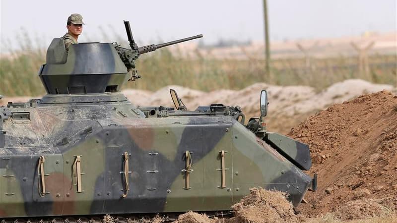 Soldat turc sur un blindé stationné près de la ville d'Akçakale, à la frontière avec la Syrie. La tension est restée palpable vendredi à la frontière entre la Turquie et la Syrie au surlendemain d'un bombardement syrien meurtrier en territoire turc condam