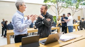 Tim Cook et l'artiste Tyrsa, à l'Apple Store Marché Saint-Germain, le 2 octobre 2019