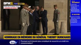 Poignée de main appuyée entre Emmanuel Macron et François Bayrou aux Invalides