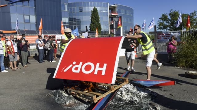 Manifestation de salariés devant le siège de Hop!, le 30 juillet 2020 à Nantes