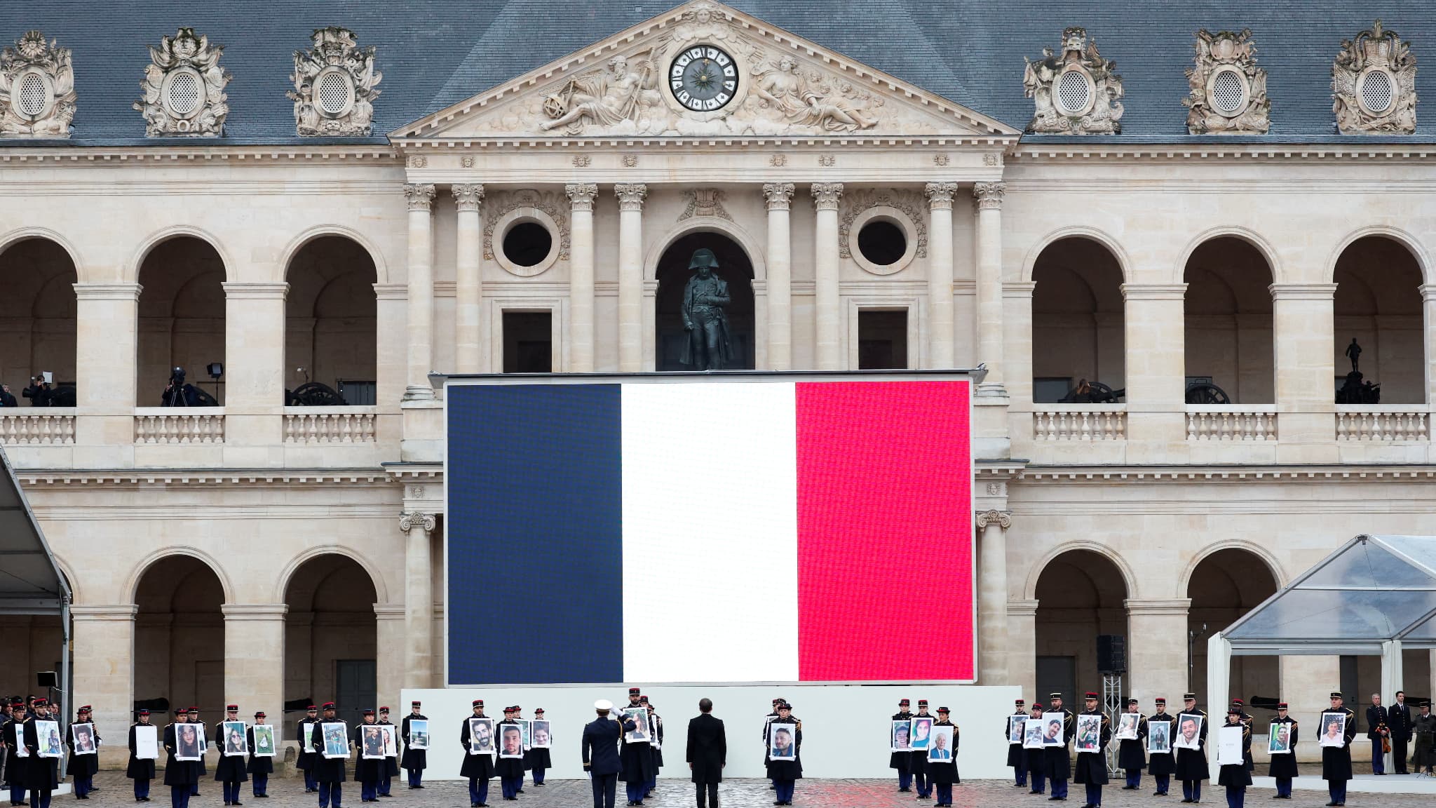 Cérémonie d'hommage aux victimes françaises du Hamas dans la cour des Invalides. Cérémonie d'hommage aux victimes françaises du Hamas dans la cour des Invalides.