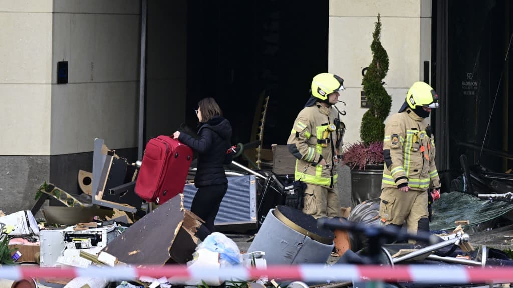 Les dégâts devant l'hôtel Radisson Blu de Berlin dans la rue Karl-Liebknech ce vendredi 16 décembre au matin. Les dégâts devant l'hôtel Radisson Blu de Berlin dans la rue Karl-Liebknech ce vendredi 16 décembre au matin.