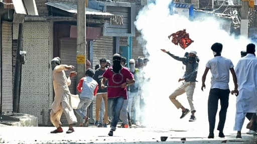 Heurts à Srinagar entre manifestants et forces gouvernementales à la sortie de la prière du vendredi durant le ramadan, le 8 juin 2018