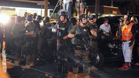 Les policiers se tiennent prêts à intervenir lors d'une manifestation à Ferguson, dans le Missouri, le 19 août 2014.