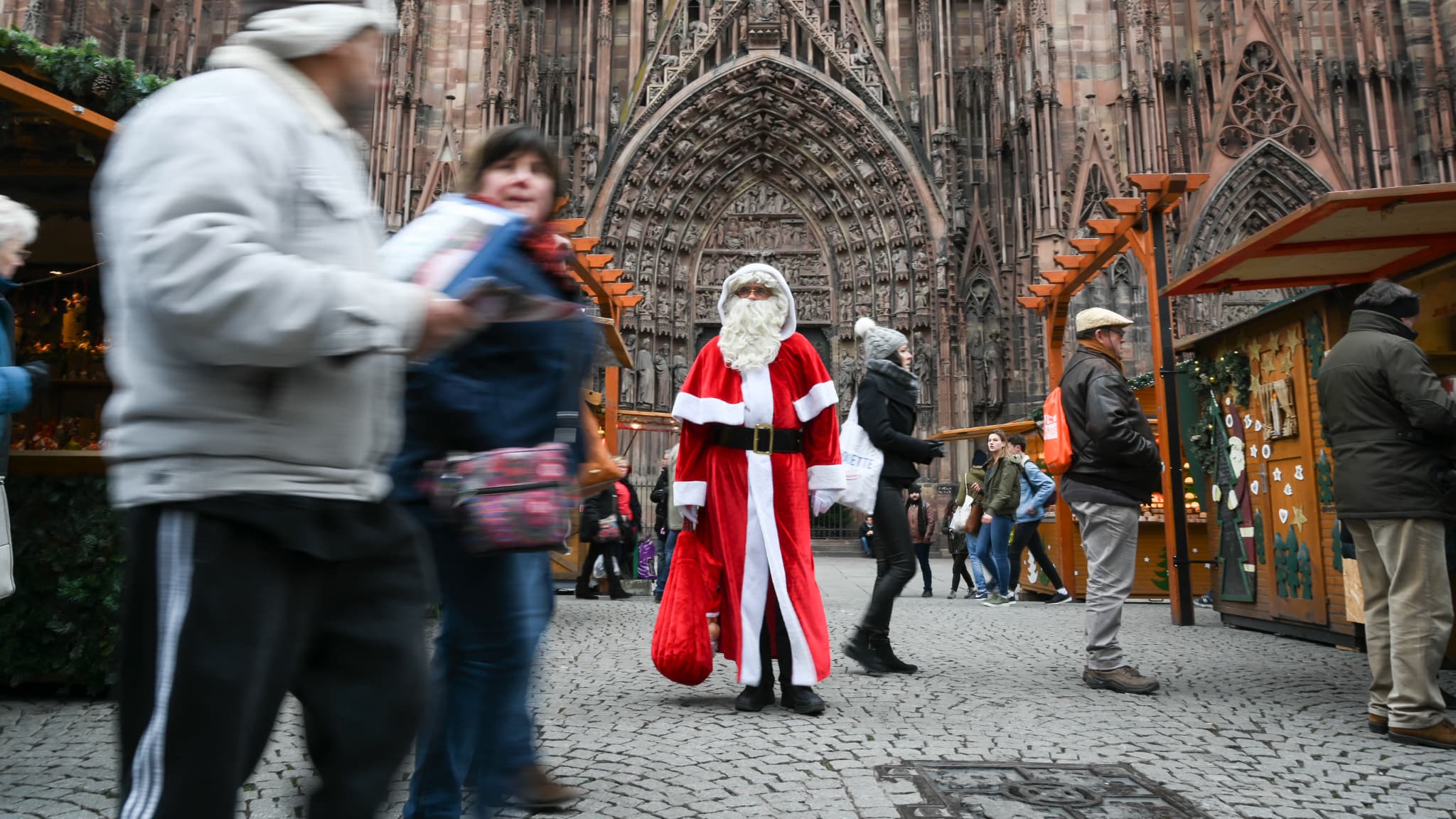 Un homme déguisé en père Noël à Strasbourg (Bas-Rhin), le 14 décembre 2018.